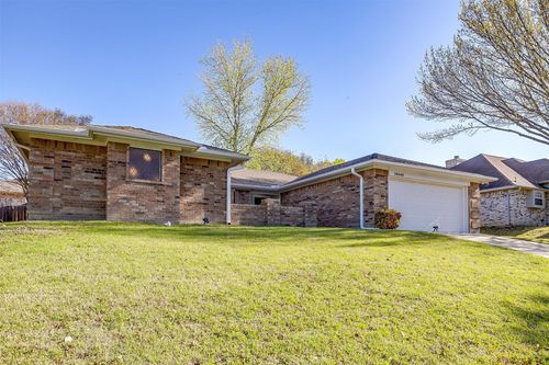 10048 Regent Row St, Benbrook, TX, 76126-3001 | Card Image
