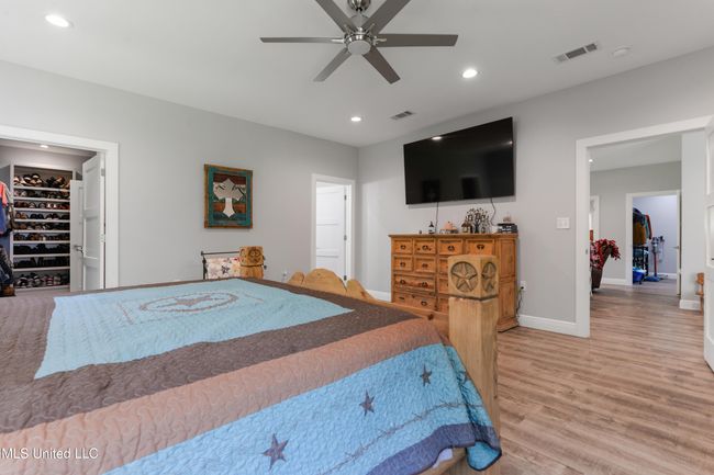 MASTER BEDROOM WITH CLOSET | Image 17