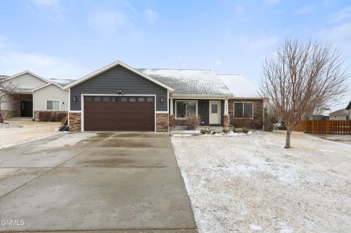 1547 Creekside Dr W, Williston, ND, 58801-3731 | Card Image