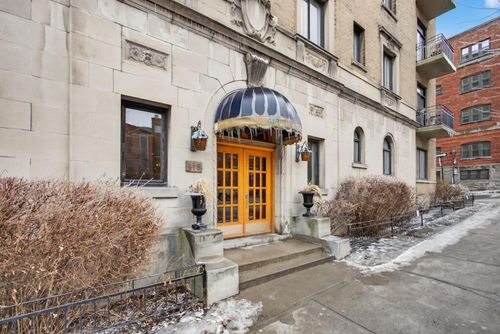 2-418 Av Des Pins O, Montréal, QC, H2W1S2 | Card Image