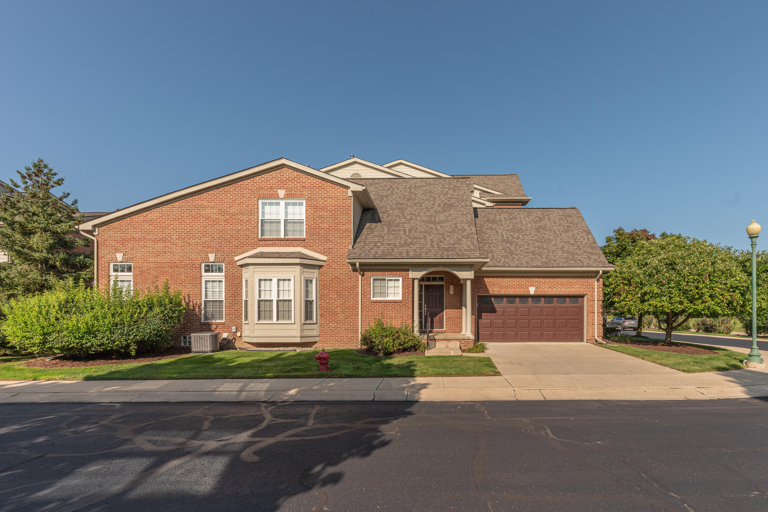 Newburgh Park Cir, Livonia, MI 48152