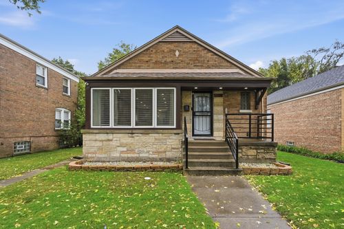 7450 S Bennett Ave, Chicago, IL, 60649-3618 | Card Image