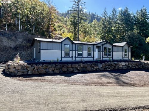 698 Highway 141, White Salmon, WA, 98672-8330 | Card Image