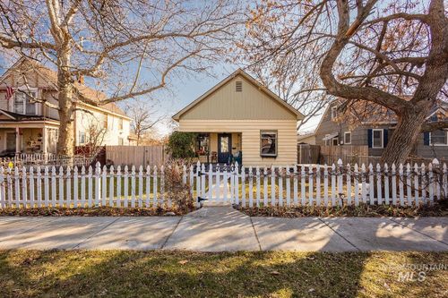 720 9th Ave S, Nampa, ID, 83651-4540 | Card Image