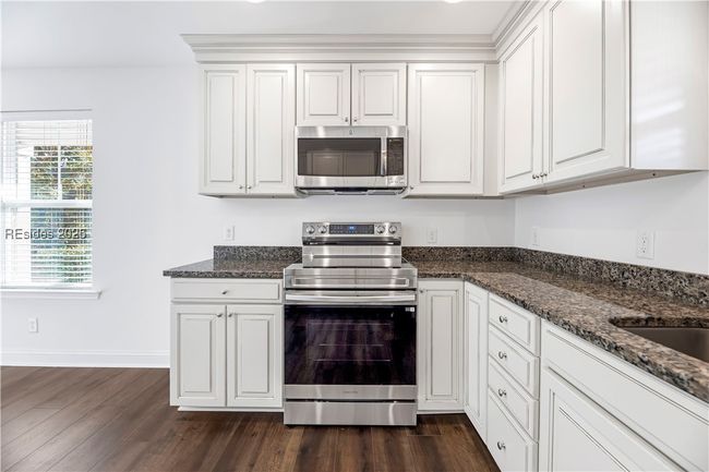 Kitchen with new appliances | Image 8