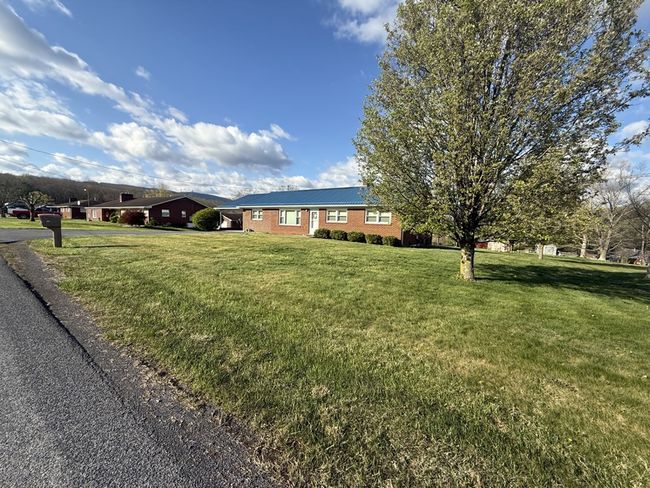 186 Summit Dr, Home with 3 bedrooms, 2 bathrooms and null parking in Peterstown WV | Image 15