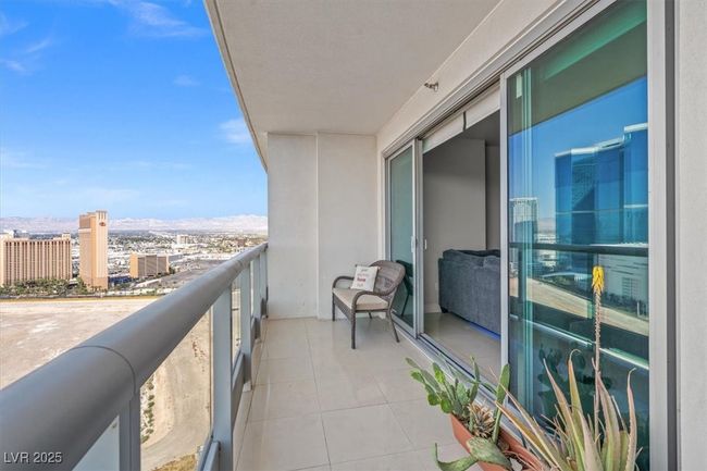 UNIT-3005 - 222 Karen Ave, Home with 1 bedrooms, 2 bathrooms and 1 parking in Las Vegas NV | Image 28