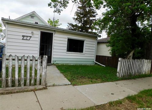 227 2nd Avenue E, Assiniboia, SK, S0H0B0 | Card Image
