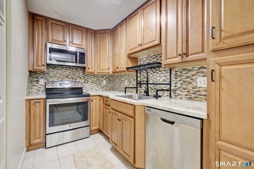 b-193 Oakland St, Manchester, CT, 06042-8245 | Card Image