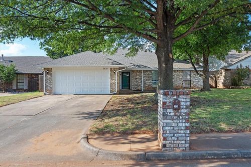 2121 Shamrock Dr, Edmond, OK, 73003-4709 | Card Image