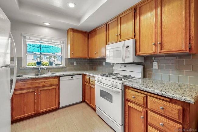 677 Summer View Cir, Townhouse with 2 bedrooms, 3 bathrooms and 2 parking in Encinitas CA | Image 8