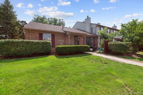 38819 Country Cir, Farmington Hills, MI, 48331-1016 | Card Image