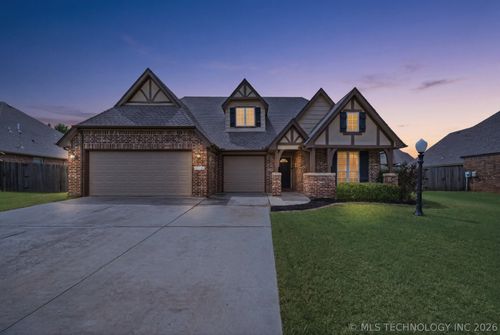 10104 N 142nd East Ave, Owasso, OK, 74055-4673 | Card Image