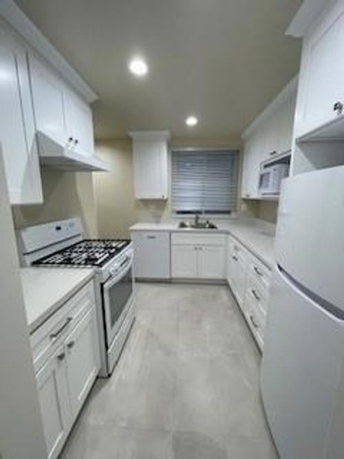 933 Rollins Rd, Burlingame, CA, 94010-2677 | Card Image