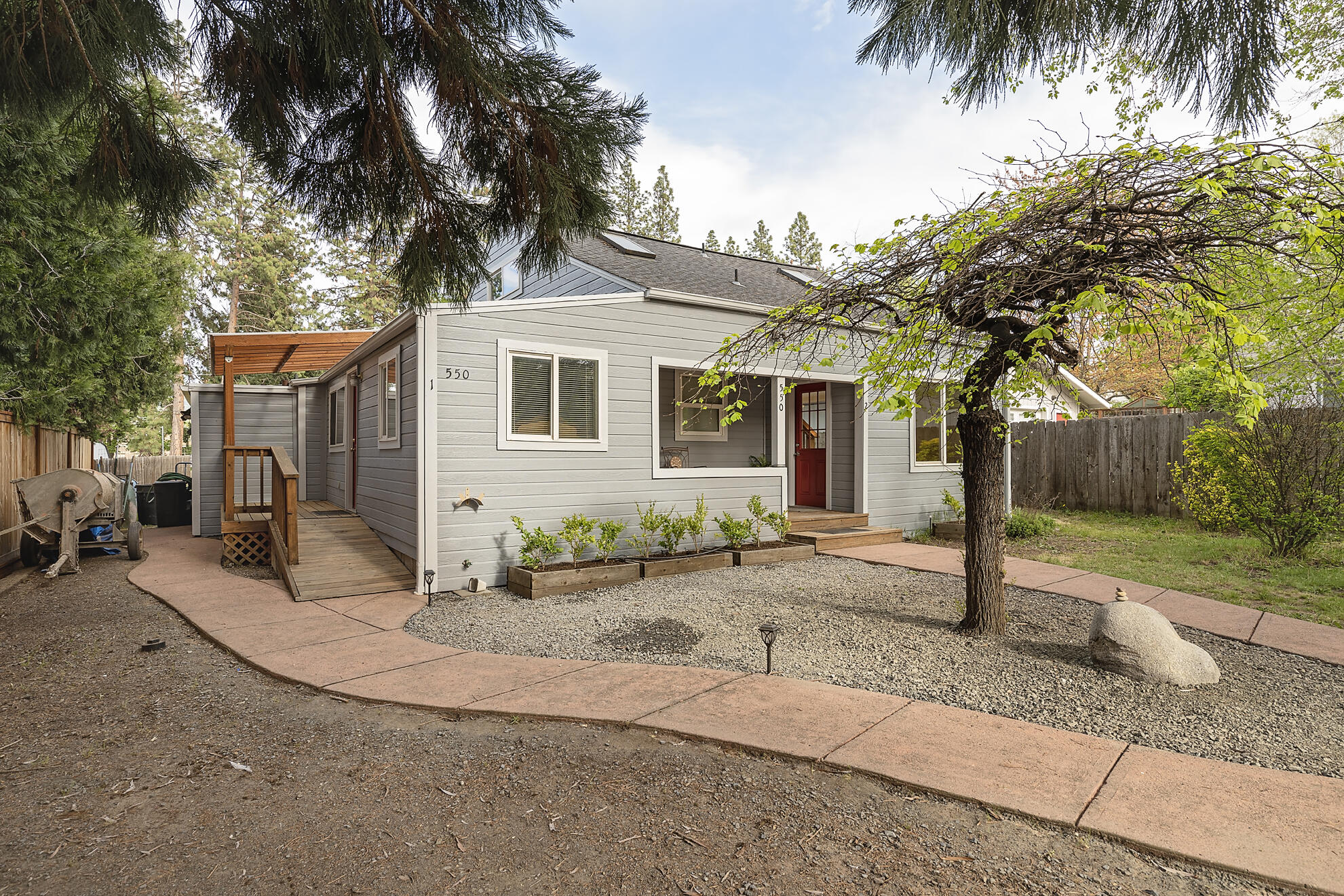 Ray Ln, Ashland, OR 97520