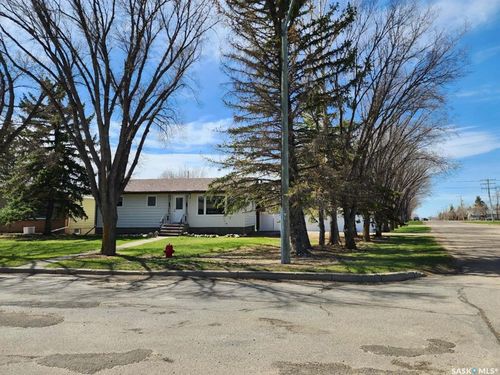 891 2nd St E, Shaunavon, SK, S0N2M0 | Card Image