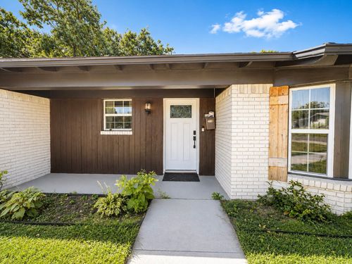 102 E Highland Dr, Irving, TX, 75062-5752 | Card Image