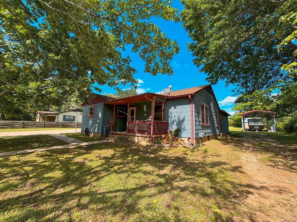 Lake Dr, Palestine, TX 75803