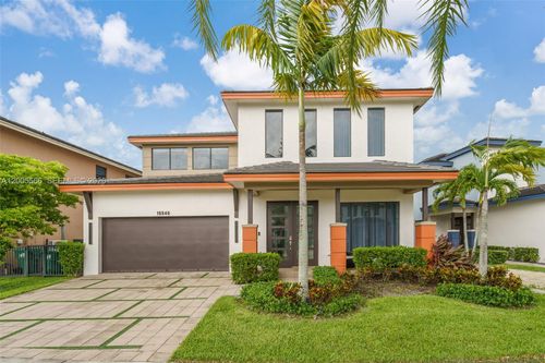 15540 Nw 88th Ave, Miami Lakes, FL, 33018-1338 | Card Image
