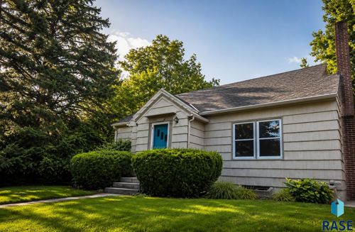 1211 W 13th St Street, Sioux Falls, SD, 57104 | Card Image