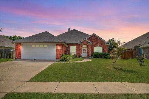501 Chestnut Ln, Saginaw, TX, 76179-6315 | Card Image
