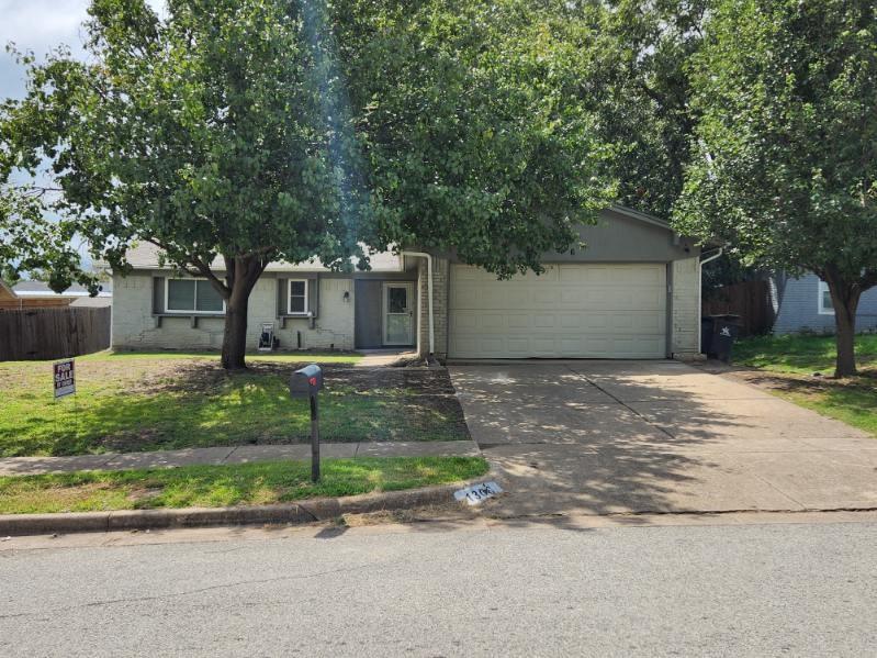 Natches Dr, Arlington, TX 76014