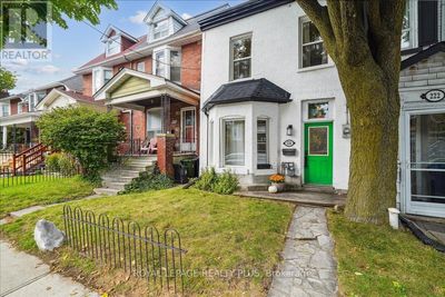 224 Annette St, Townhouse with 3 bedrooms, 2 bathrooms and null parking in Toronto ON | Image 3