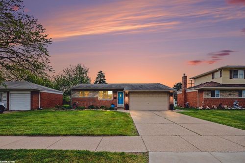 8124 Independence Dr, Sterling Heights, MI, 48313-3826 | Card Image