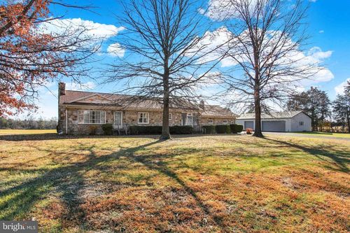 930 Hoffman Rd, Gettysburg, PA, 17325-8223 | Card Image