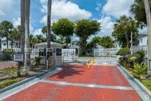 d-13-17425 Nw 67th Pl, Hialeah, FL, 33015-5842 | Card Image