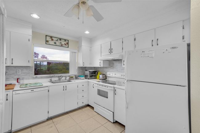 APT-306 - 9020 Sunrise Lakes Blvd, Condo with 2 bedrooms, 2 bathrooms and null parking in Sunrise FL | Image 5