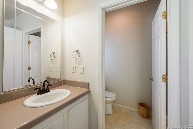 1075 Quail Run, House other with 3 bedrooms, 4 bathrooms and null parking in Lytle TX | Image 17