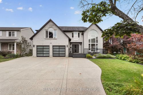 10 Meadowbrook Lane, Fonthill, ON, L0S1E4 | Card Image