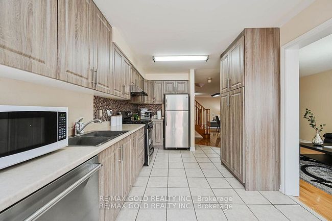 11 Caversham Dr, House attached with 6 bedrooms, 4 bathrooms and 3 parking in Brampton ON | Image 11