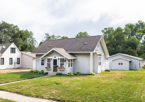1307 Cedar St, Alexandria, MN, 56308-2420 | Card Image