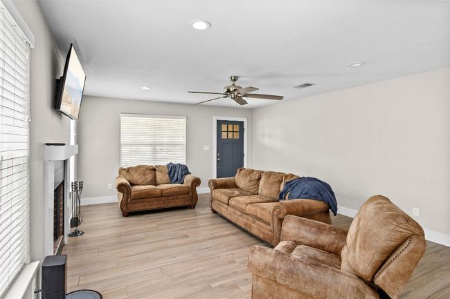 311 E Galveston St, House other with 3 bedrooms, 2 bathrooms and null parking in Giddings TX | Image 9