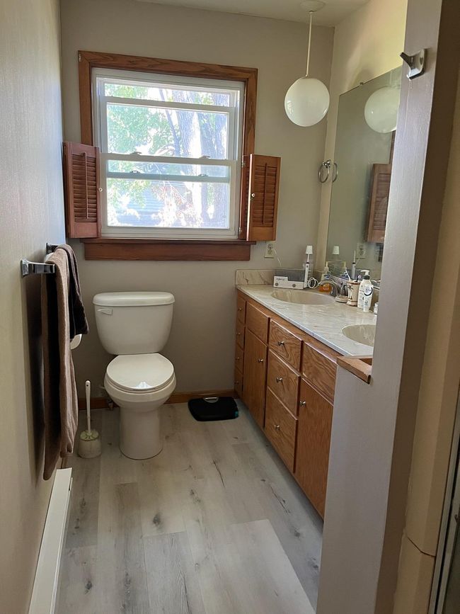 Upper level full bath with shower/tub | Image 30