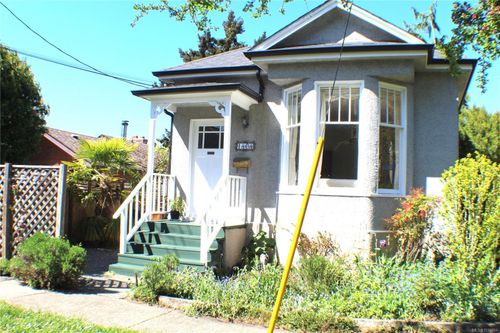 1404 Taunton St, Victoria, BC, V8R1W9 | Card Image