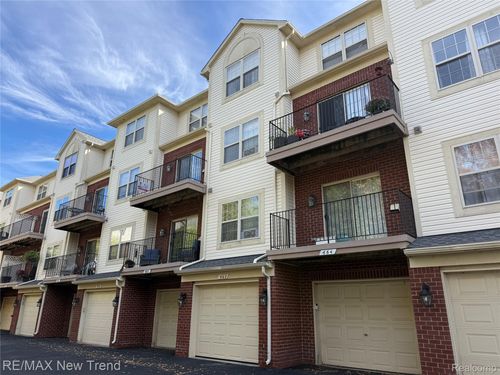 662 Village Ln, Milford, MI, 48381-5104 | Card Image