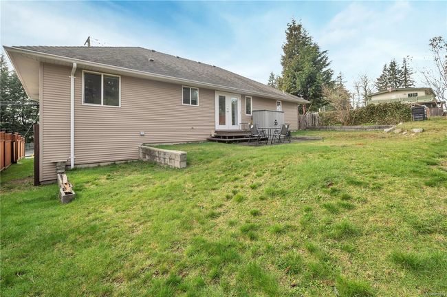 Great sized yard with new fence | Image 19