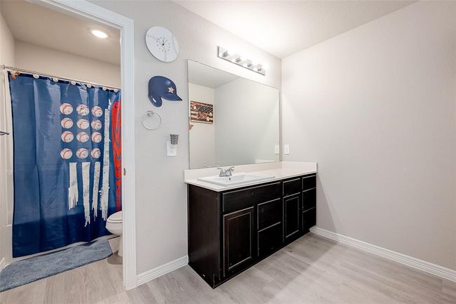 Upstairs Bathroom | Image 38
