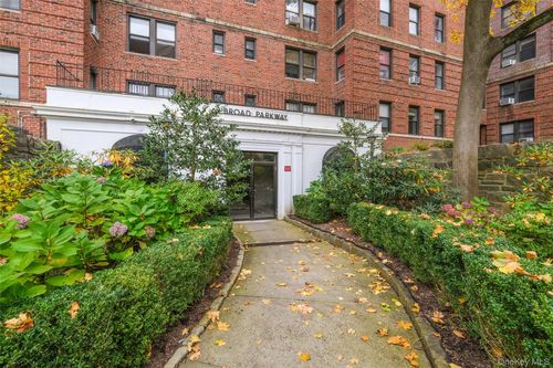 4l-1 Broad Parkway, White Plains, NY, 10601 | Card Image