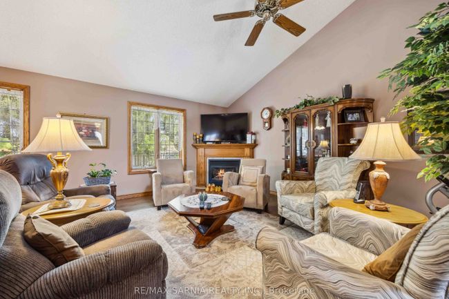 35 Frances Dr, House other with 6 bedrooms, 3 bathrooms and 4 parking in Forest ON | Image 4
