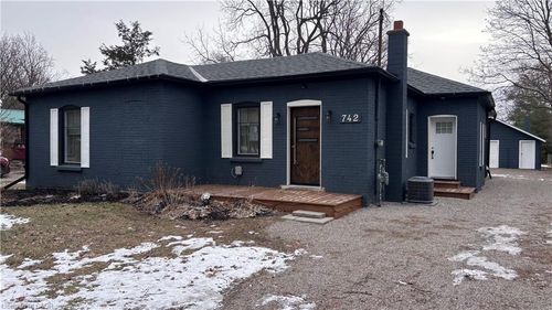 742 Mount Pleasant Rd, Brant, ON, N0E1K0 | Card Image