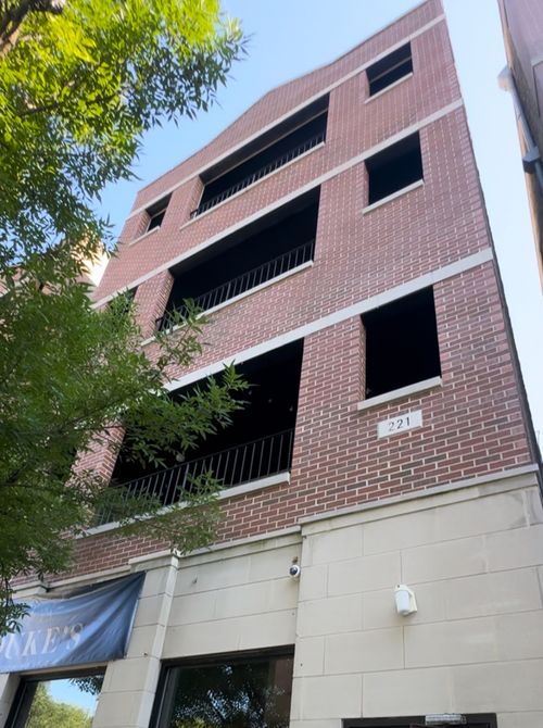 apt-4-221 E 31st St, Chicago, IL, 60616-4665 | Card Image