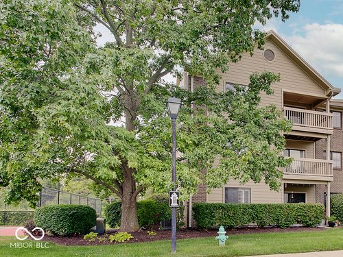 301-8720 Yardley Ct, Indianapolis, IN, 46268-4923 | Card Image