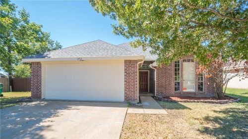 1512 Manitoba Ln, Glenn Heights, TX, 75154-8252 | Card Image