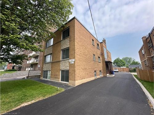 981 Mohawk Rd E, Hamilton, ON, L8T2R9 | Card Image