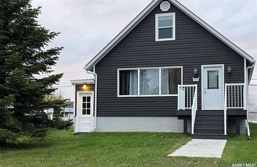 529 Albert St, Hudson Bay, SK, S0E0Y0 | Card Image