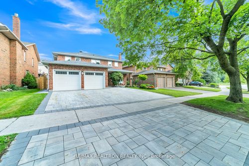 107 Golf Links Dr, Aurora, ON, L4G3V4 | Card Image